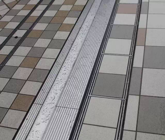 庭院排水系统选用一个线性排水沟简洁美观