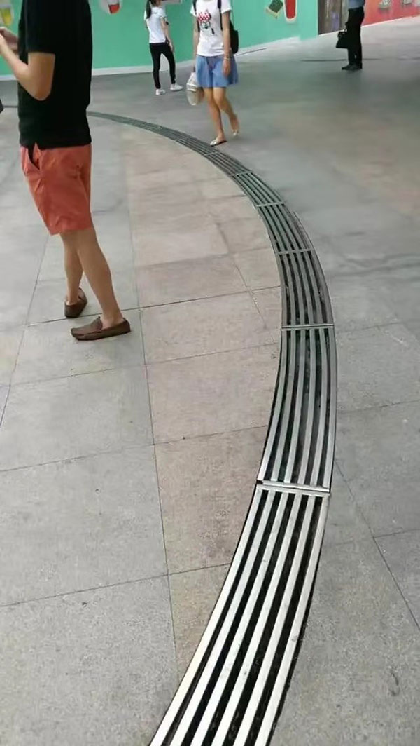 不锈钢缝隙式排水沟施工案例