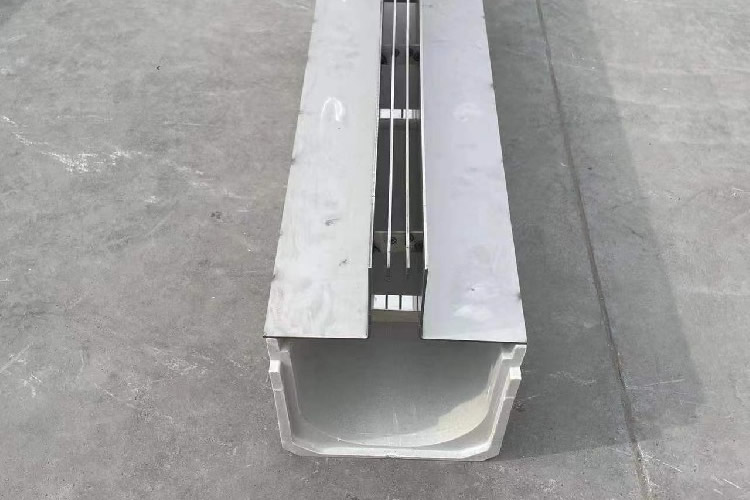 中三缝线性排水沟