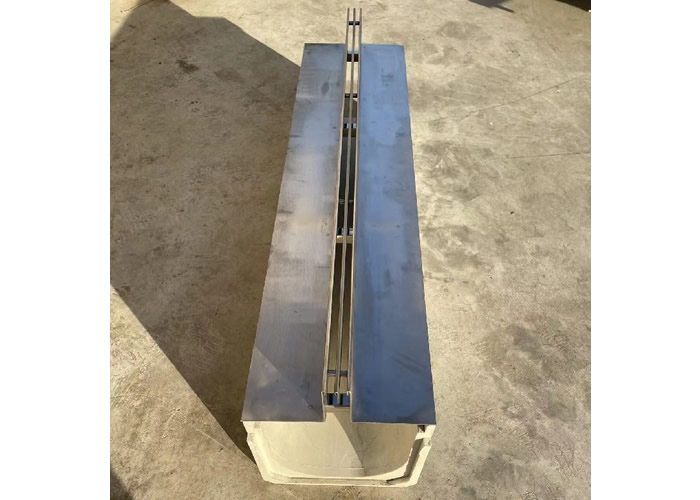 中双缝线性排水沟